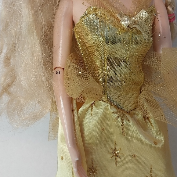 Holiday Celebration Special Edition 2000 Barbie Doll. Bendable limbs! - Picture 3 of 3